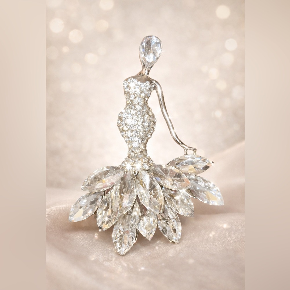 Elegant Silver Crystal Brooch - Picture 3 of 4